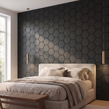 Hexagon zwart wandpaneel achter het bed in slaapkamer