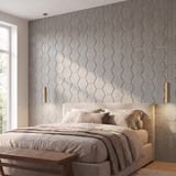Hexagon grijs walnoot met grijs vilt wandpaneel achter het bed in slaapkamer