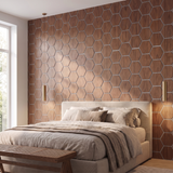 Hexagon walnoot met grijs vilt wandpaneel achter het bed in slaapkamer